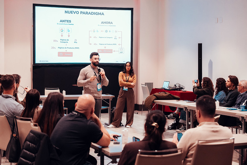 Jesús y Mica presentando el caso de éxito de SEOcrawl